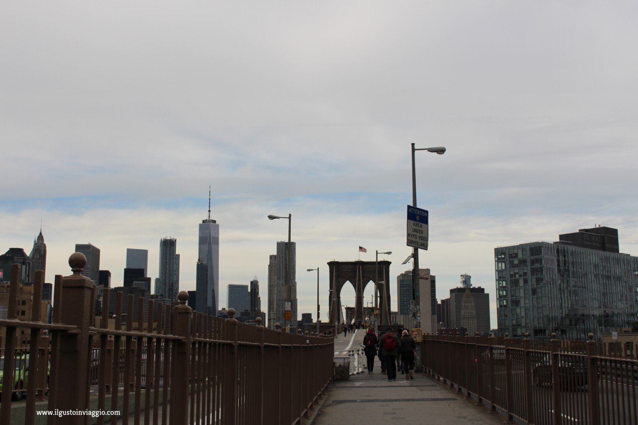attraversare il ponte di brooklyn, new york, freedom tower