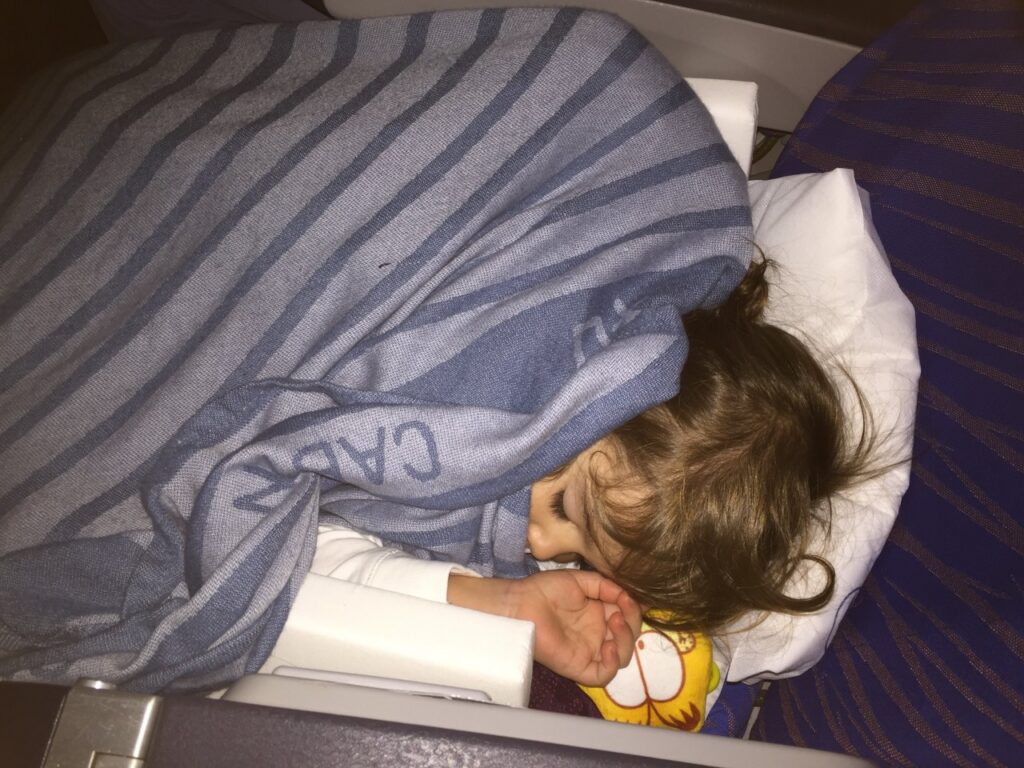 come far dormire i bambini in aereo